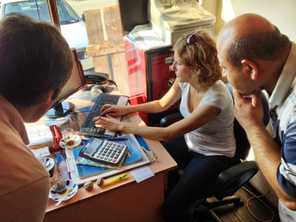 American woman uses Google Translate to communicate with Turkish men near Unye, Turkey